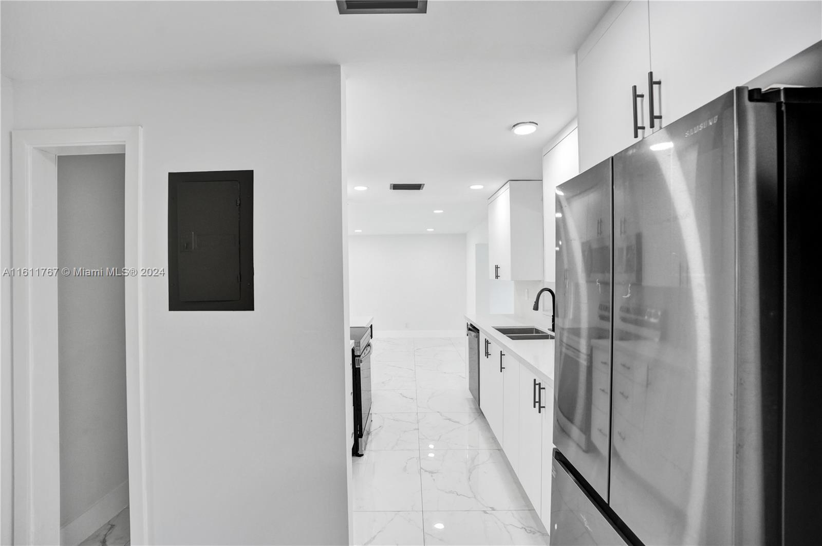 590 NW 38th Pl