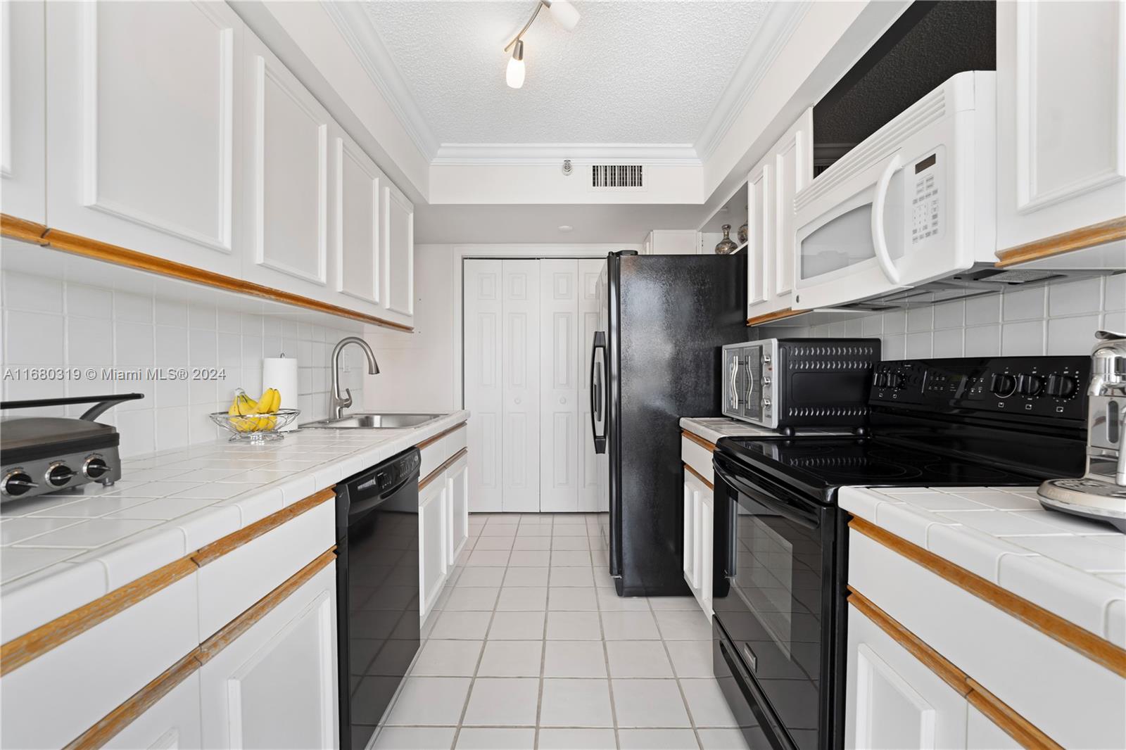 3500 Mystic Pointe Dr # 2505