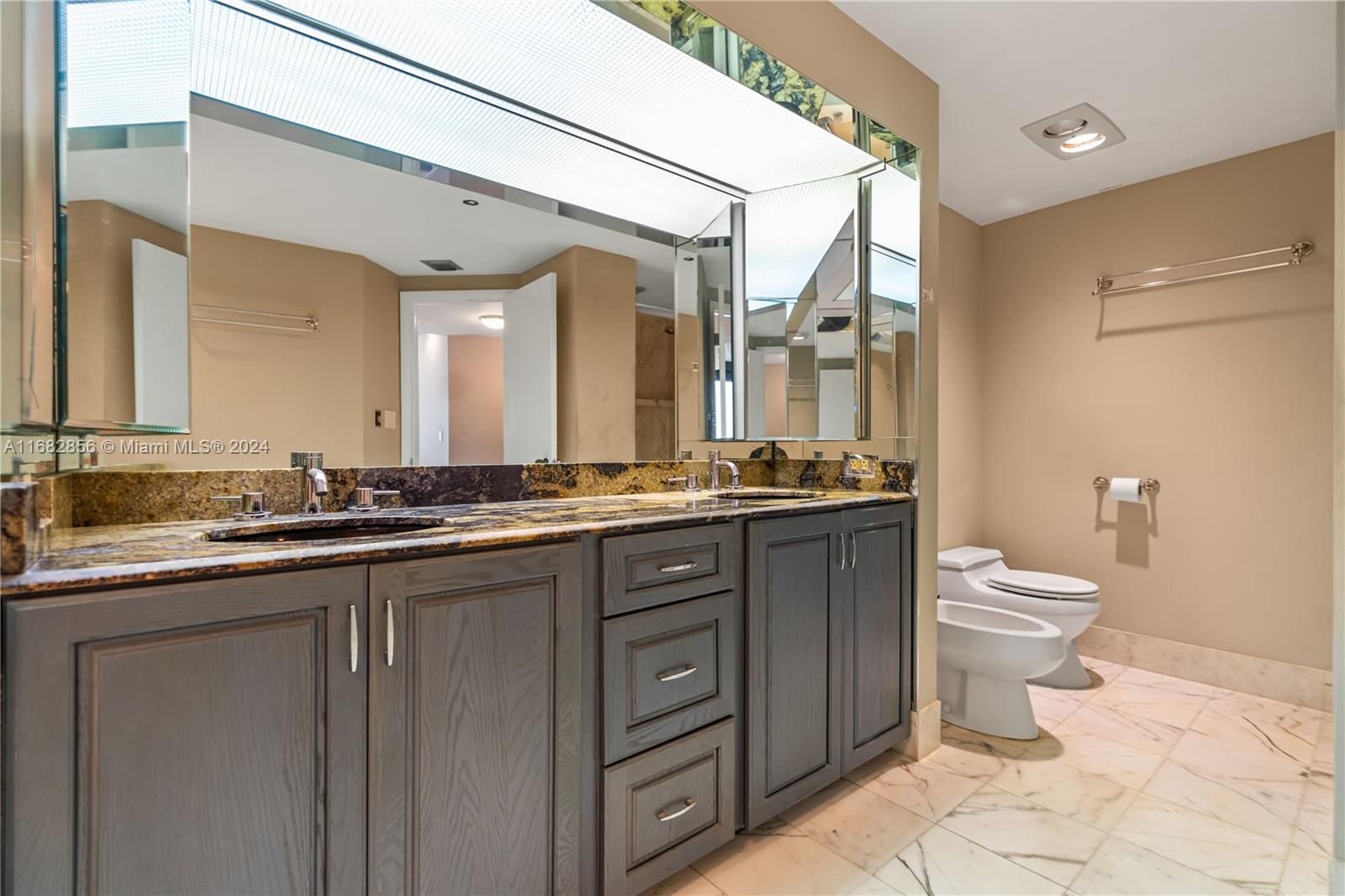 20191 E Country Club Dr # 1109