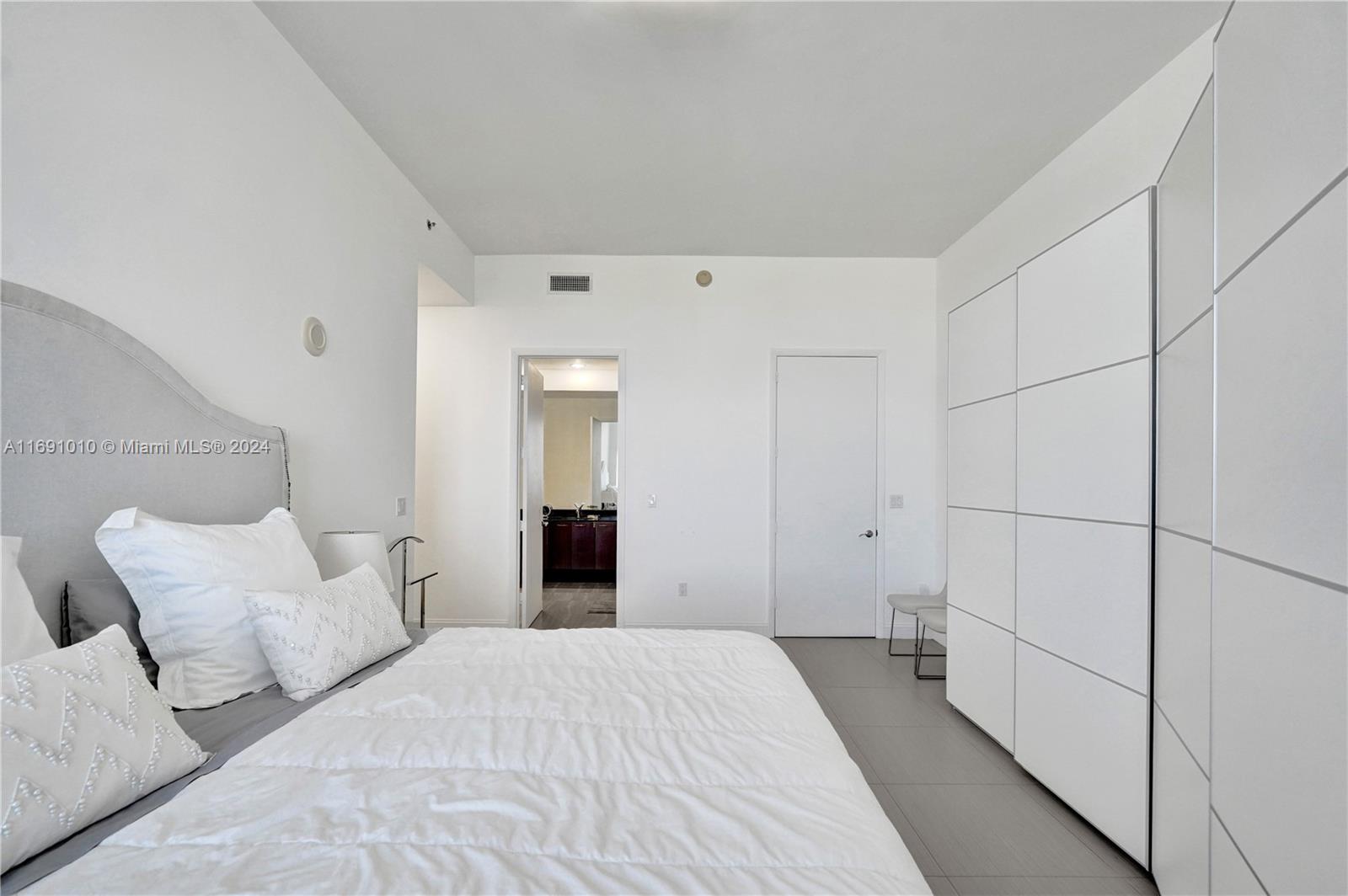 15811 Collins Ave # 3405