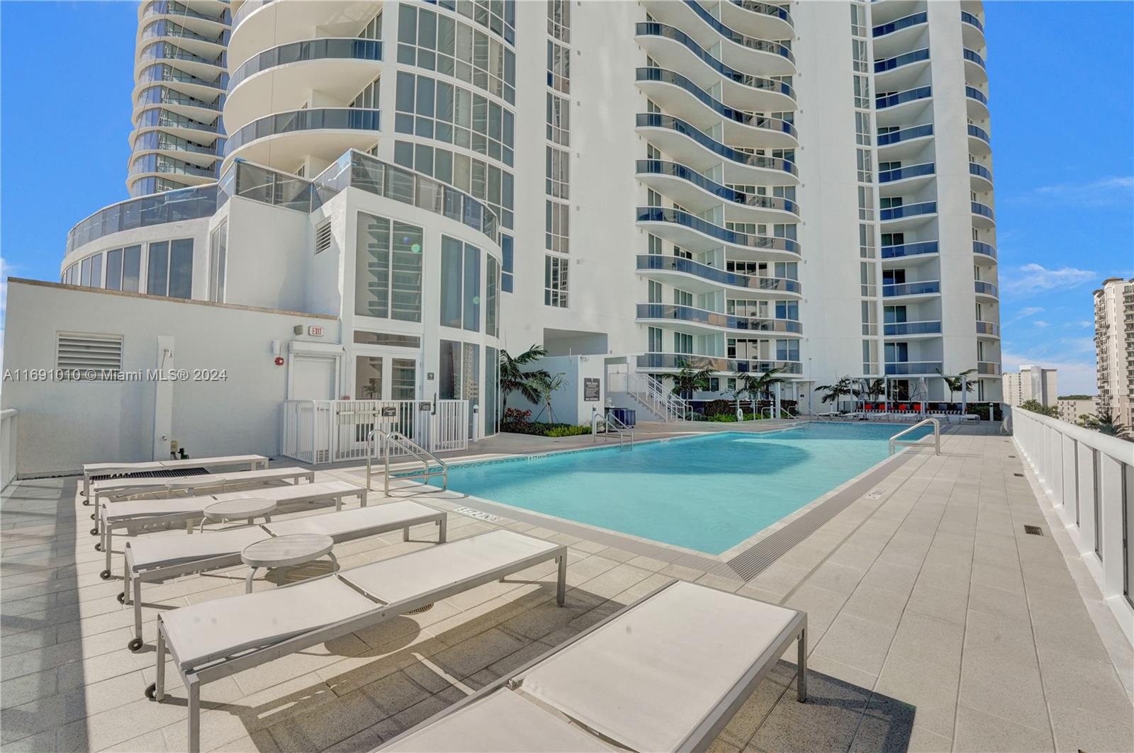 15811 Collins Ave # 3405