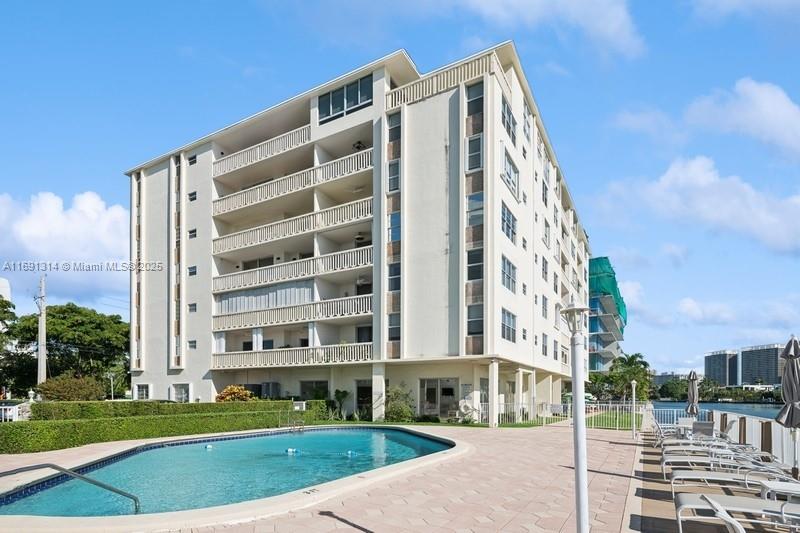 9111 E Bay Harbor Dr # 3E