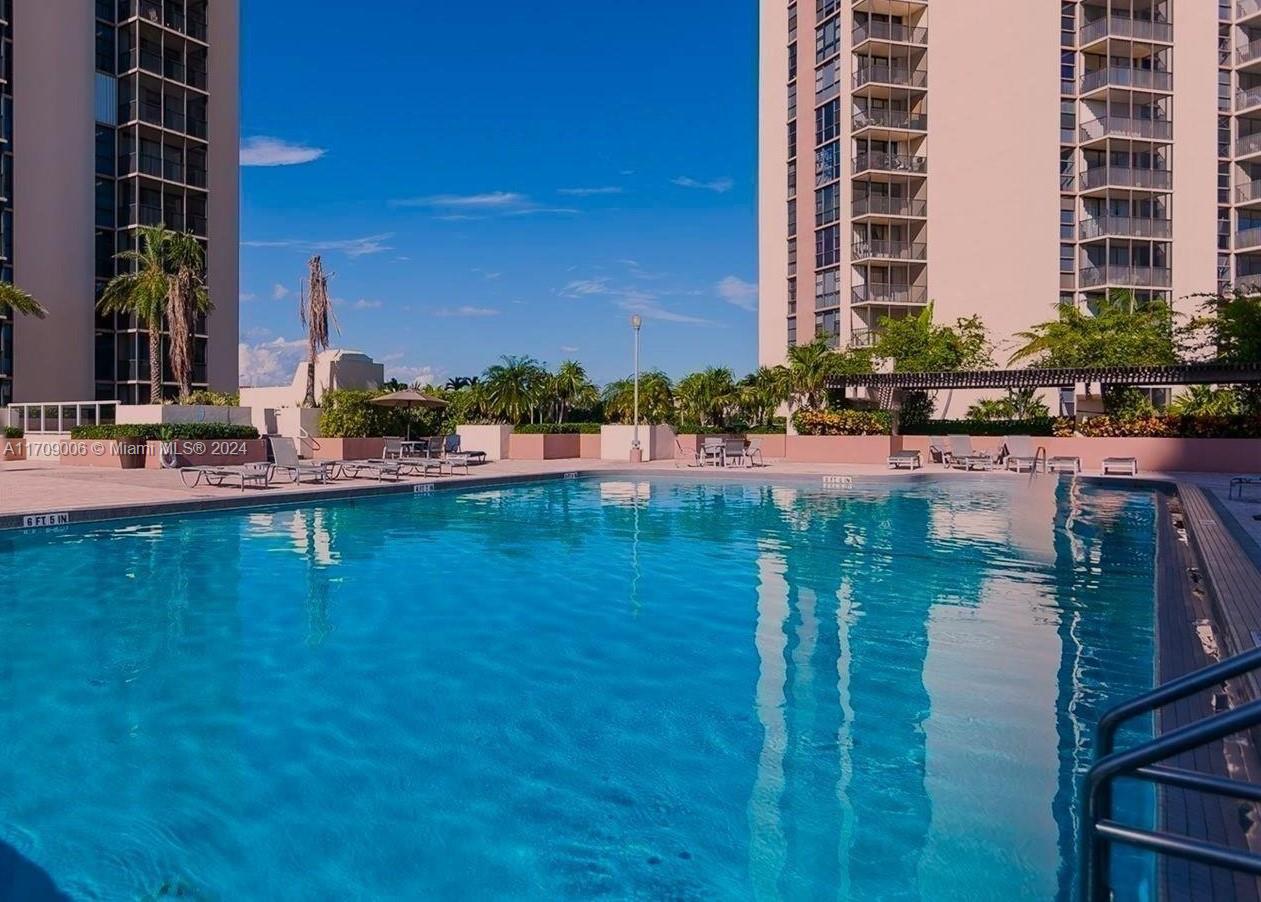 20335 W Country Club Dr # 1606