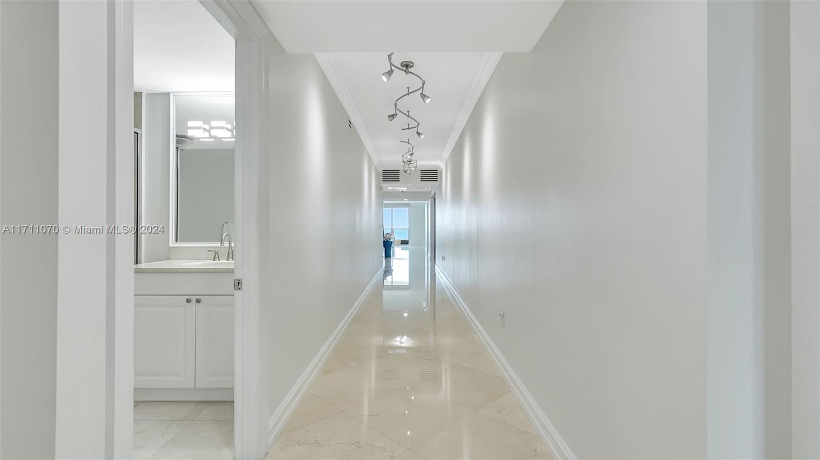 20201 E Country Club Dr Unit: PH2702