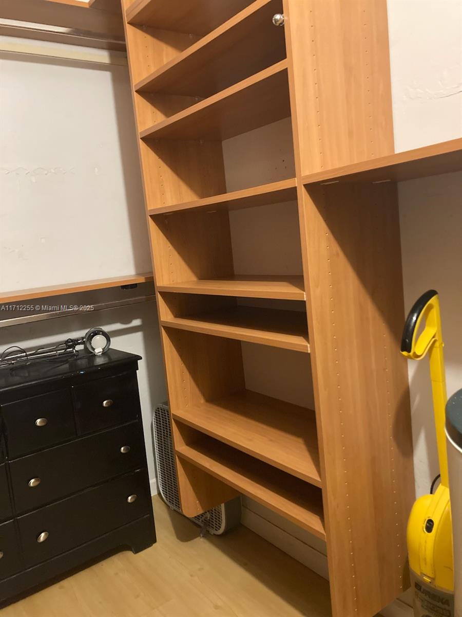 1100 NE 9th Ave # 305