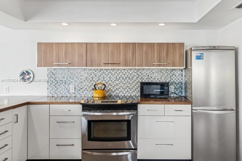 800 Parkview Dr # 421