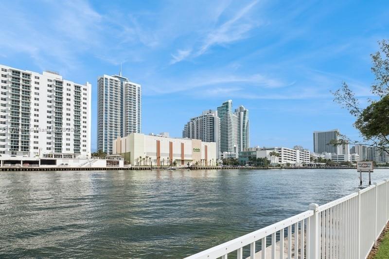 800 Parkview Dr # 421