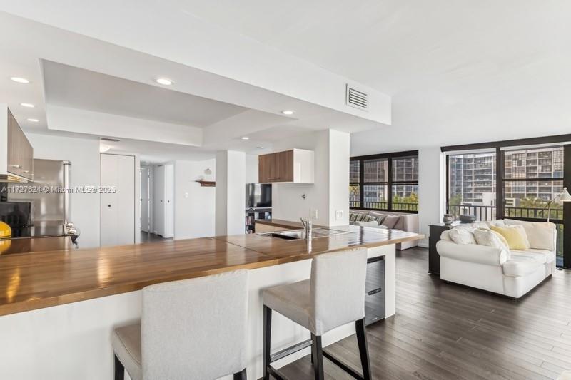 800 Parkview Dr # 421