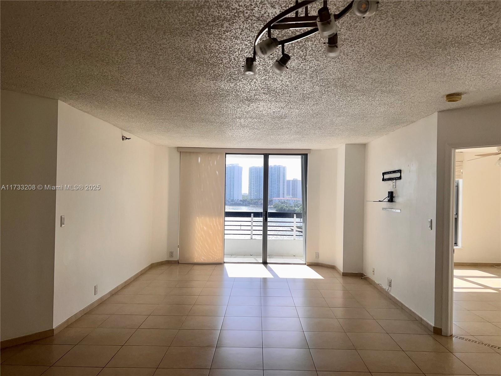 3530 Mystic Pointe Dr # 1004