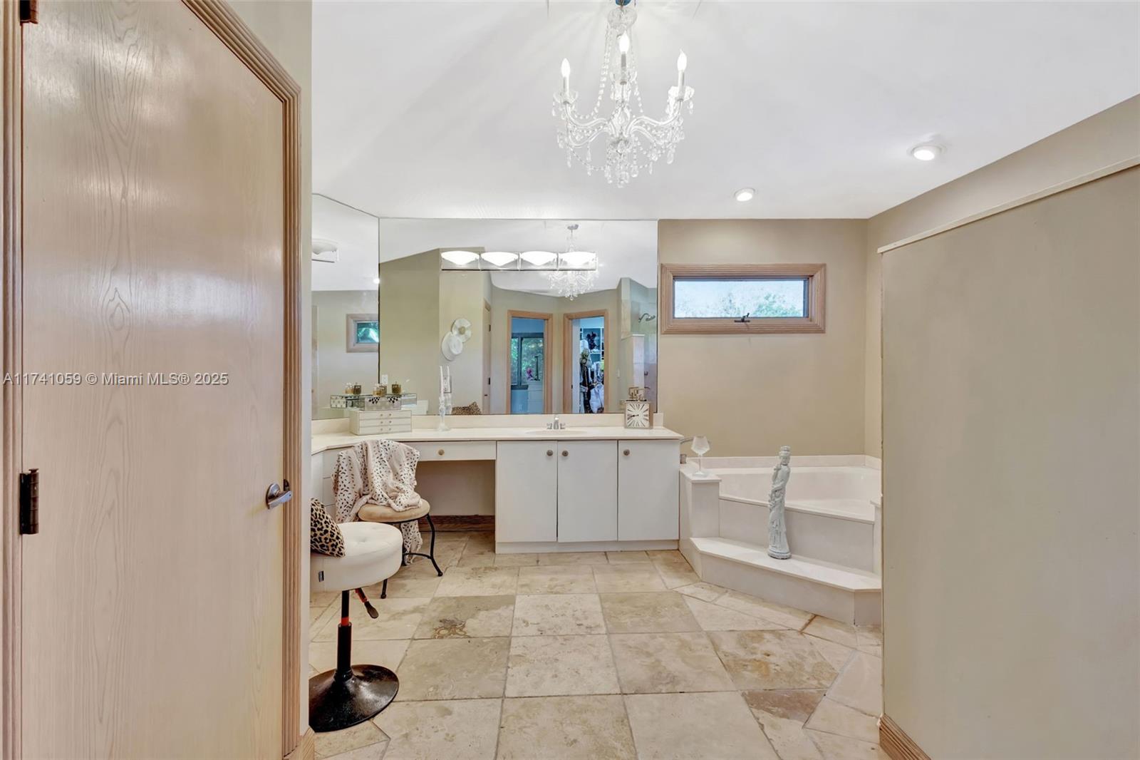 2400 NW Lakeridge Dr