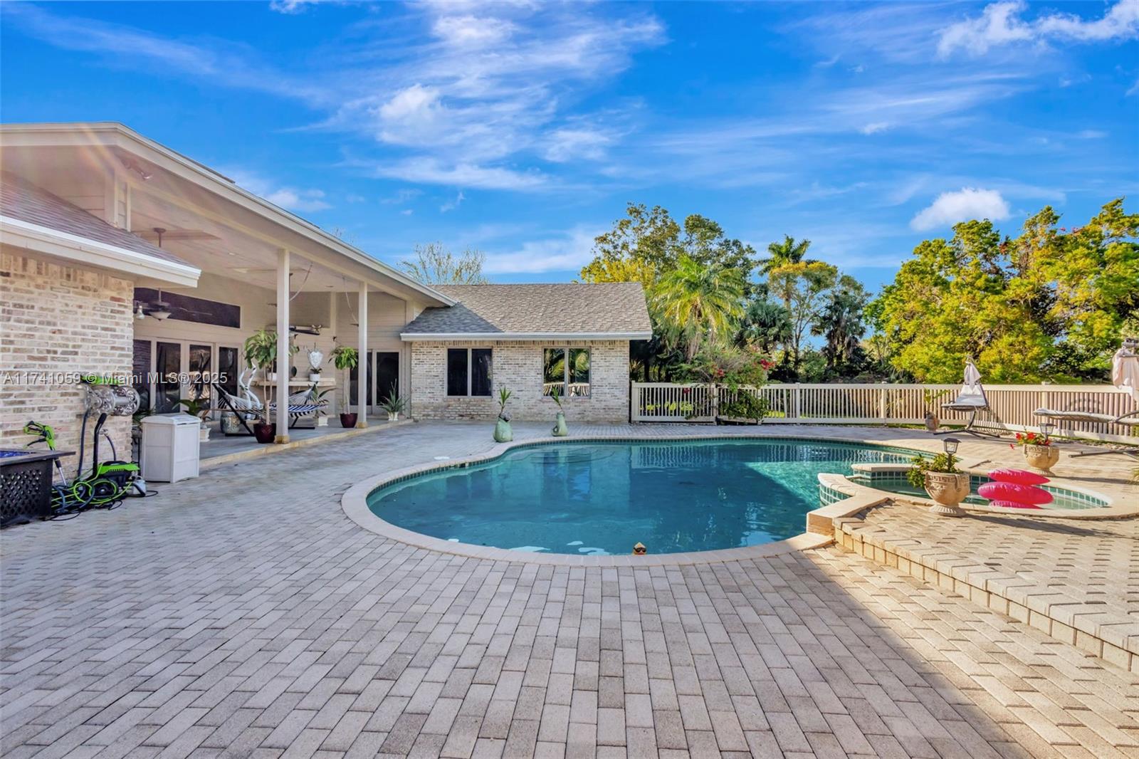 2400 NW Lakeridge Dr