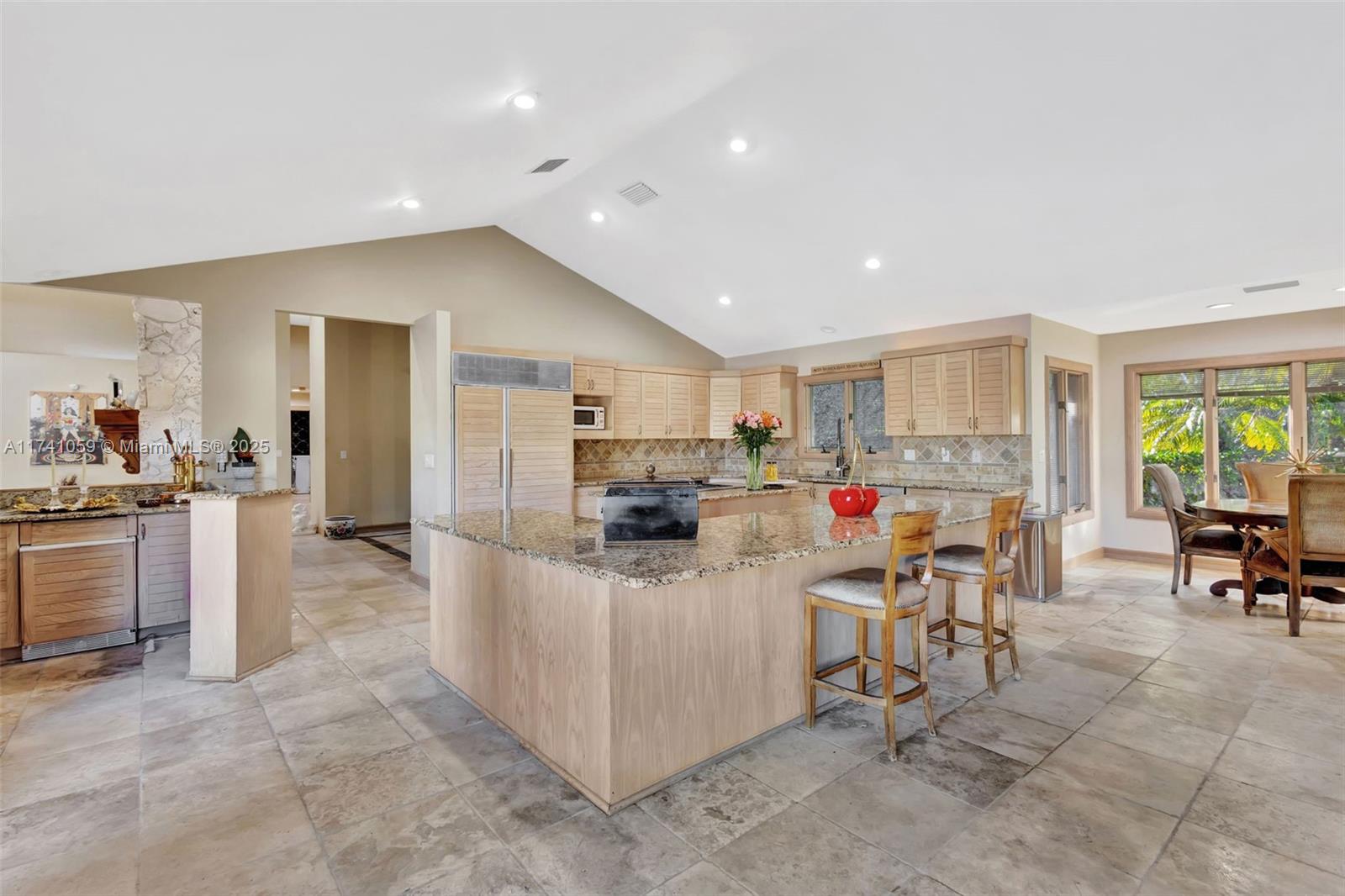 2400 NW Lakeridge Dr
