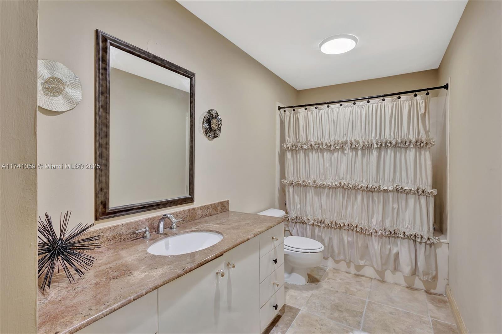 2400 NW Lakeridge Dr