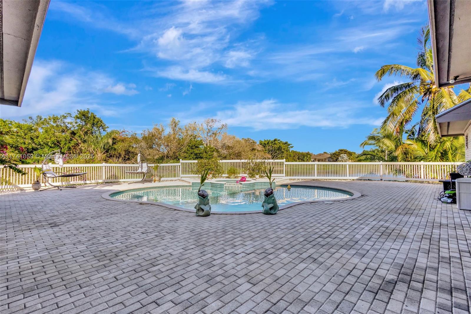 2400 NW Lakeridge Dr