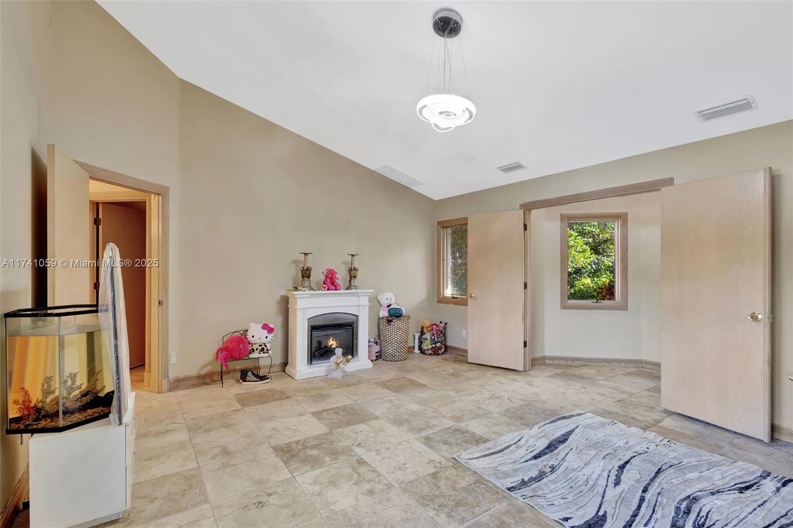 2400 NW Lakeridge Dr