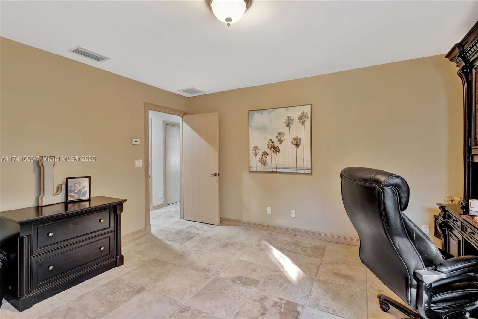 2400 NW Lakeridge Dr