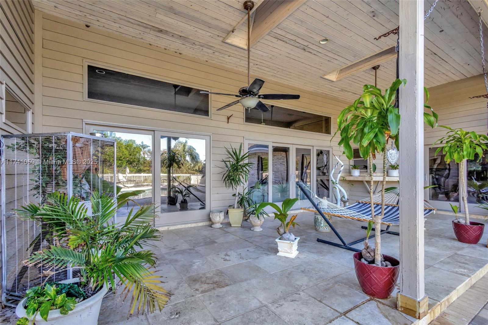 2400 NW Lakeridge Dr