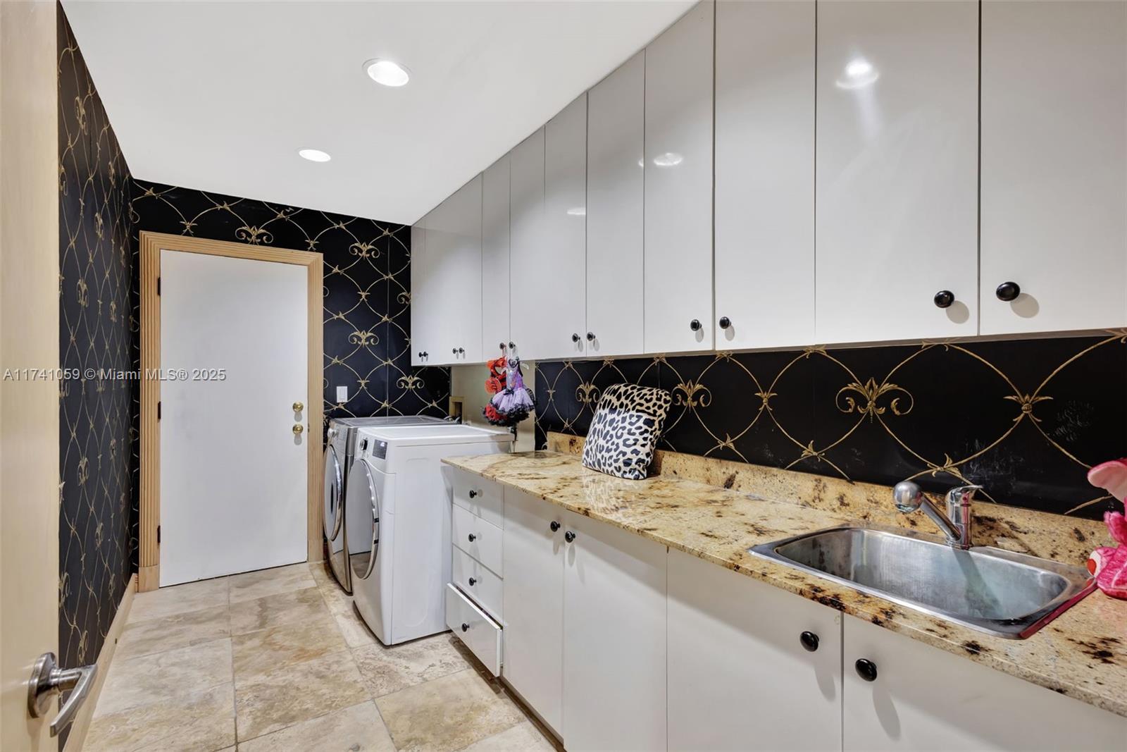 2400 NW Lakeridge Dr