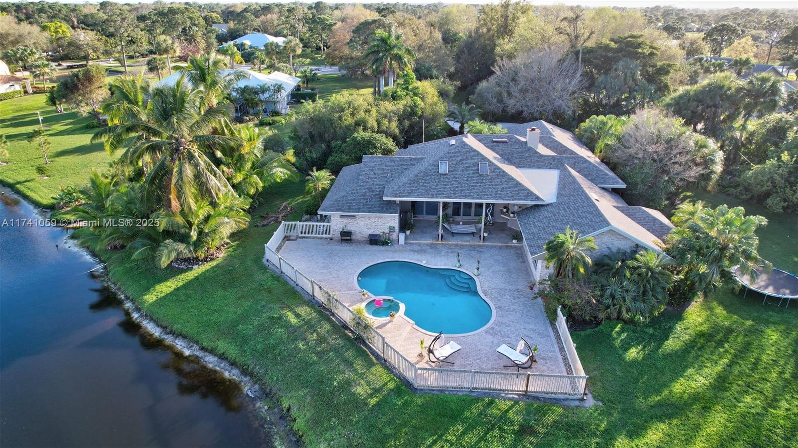 2400 NW Lakeridge Dr