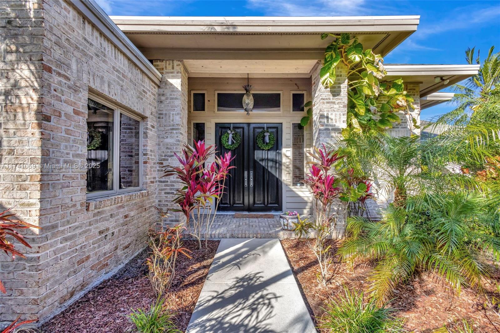 2400 NW Lakeridge Dr