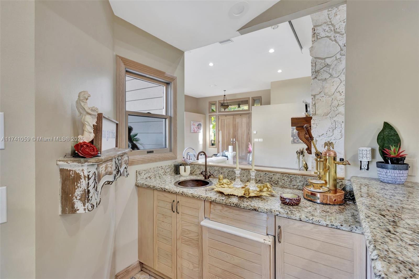 2400 NW Lakeridge Dr
