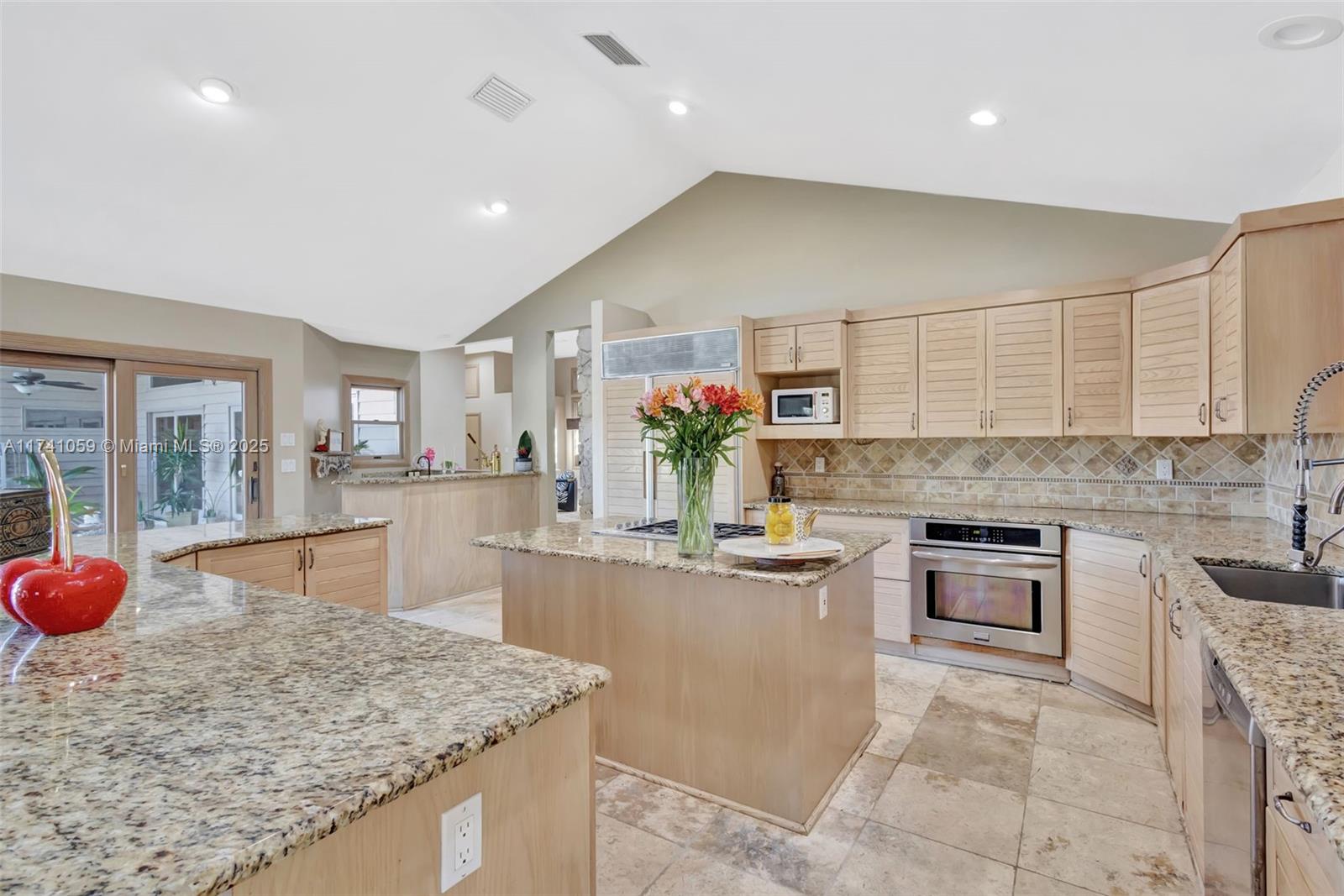 2400 NW Lakeridge Dr
