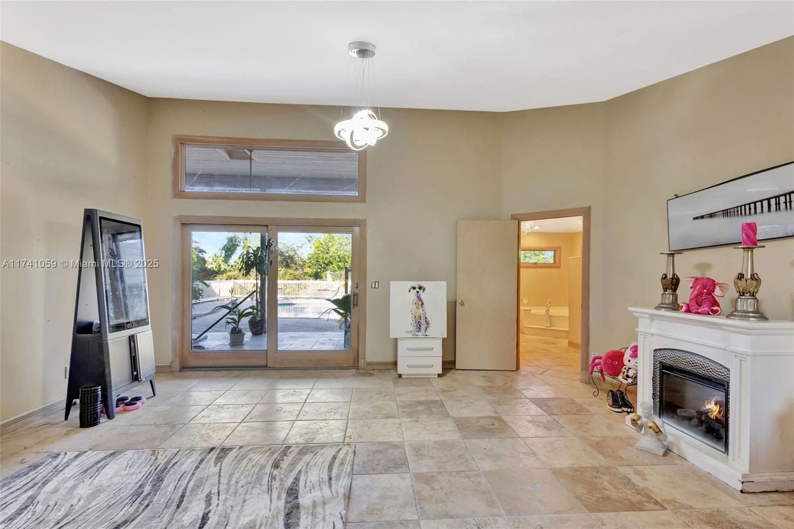 2400 NW Lakeridge Dr