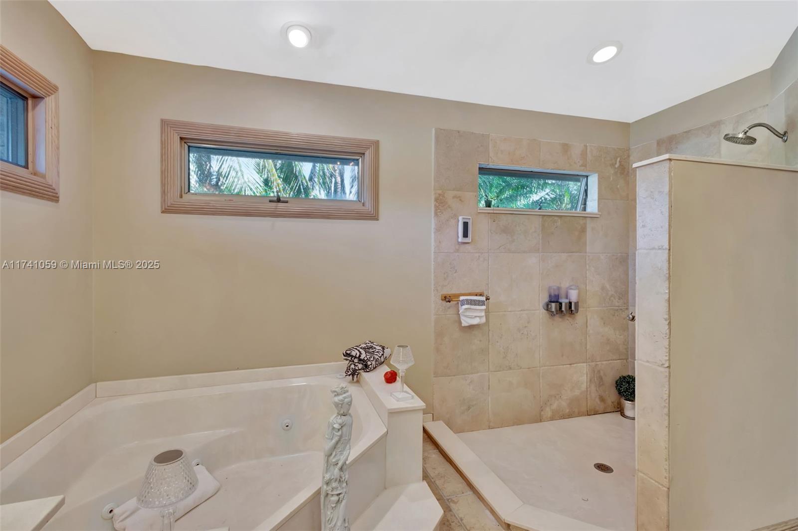 2400 NW Lakeridge Dr