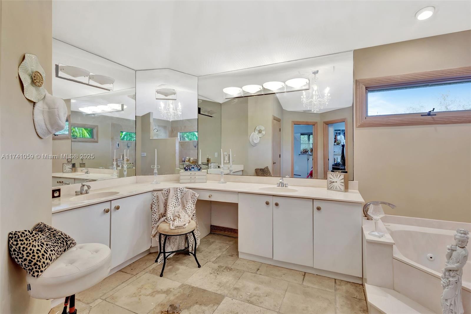 2400 NW Lakeridge Dr