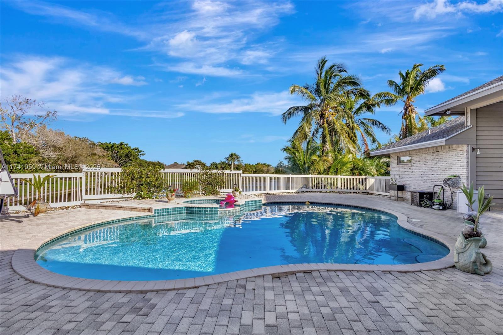 2400 NW Lakeridge Dr