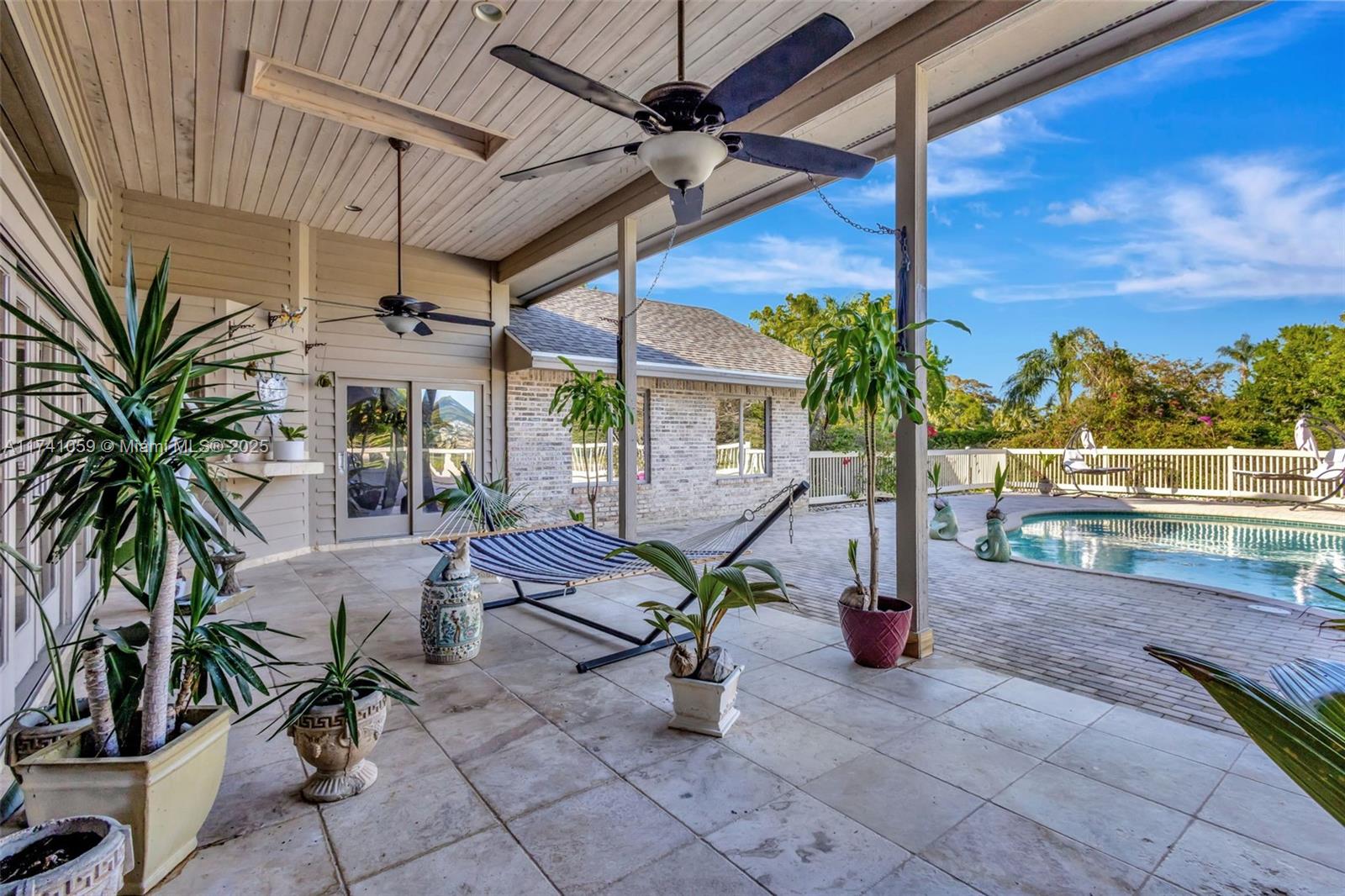 2400 NW Lakeridge Dr