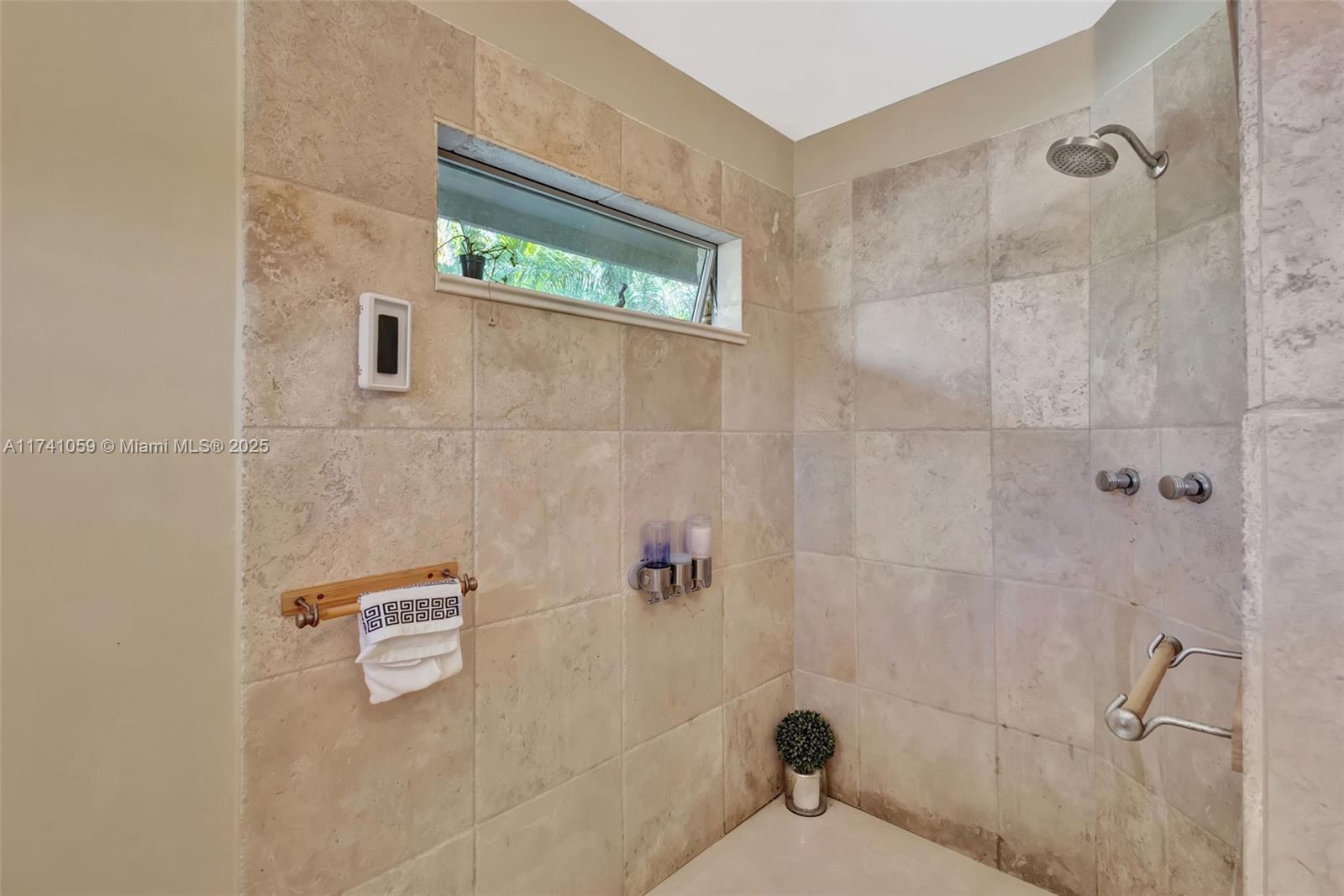 2400 NW Lakeridge Dr