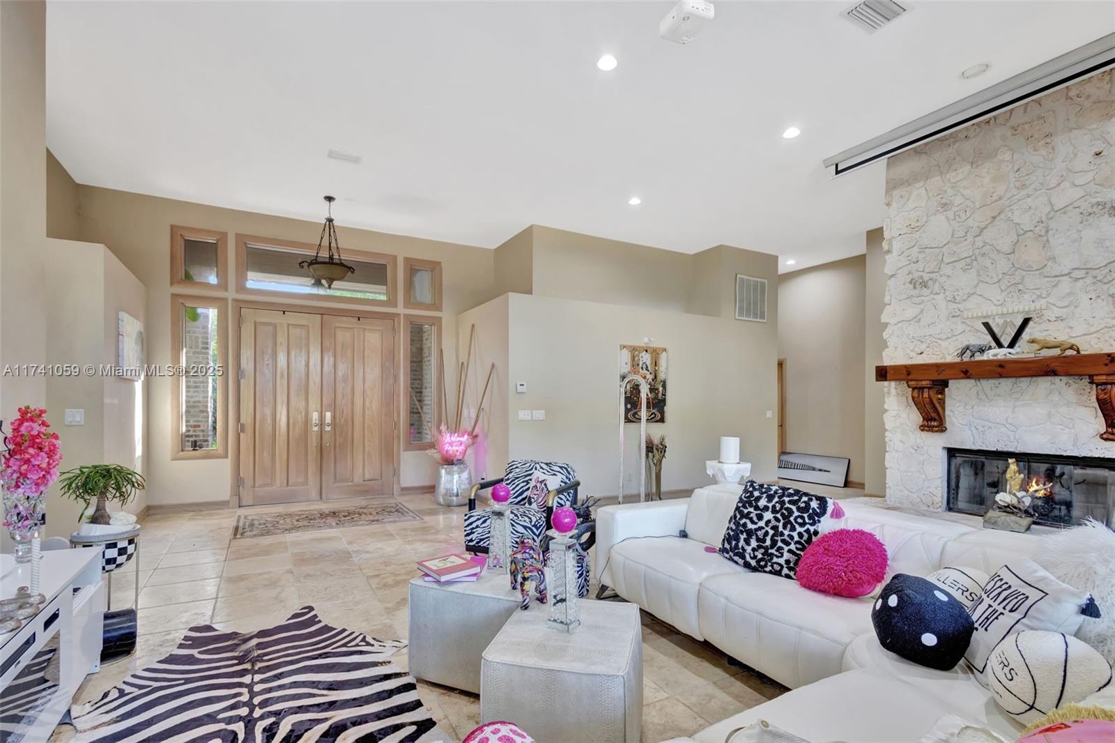 2400 NW Lakeridge Dr