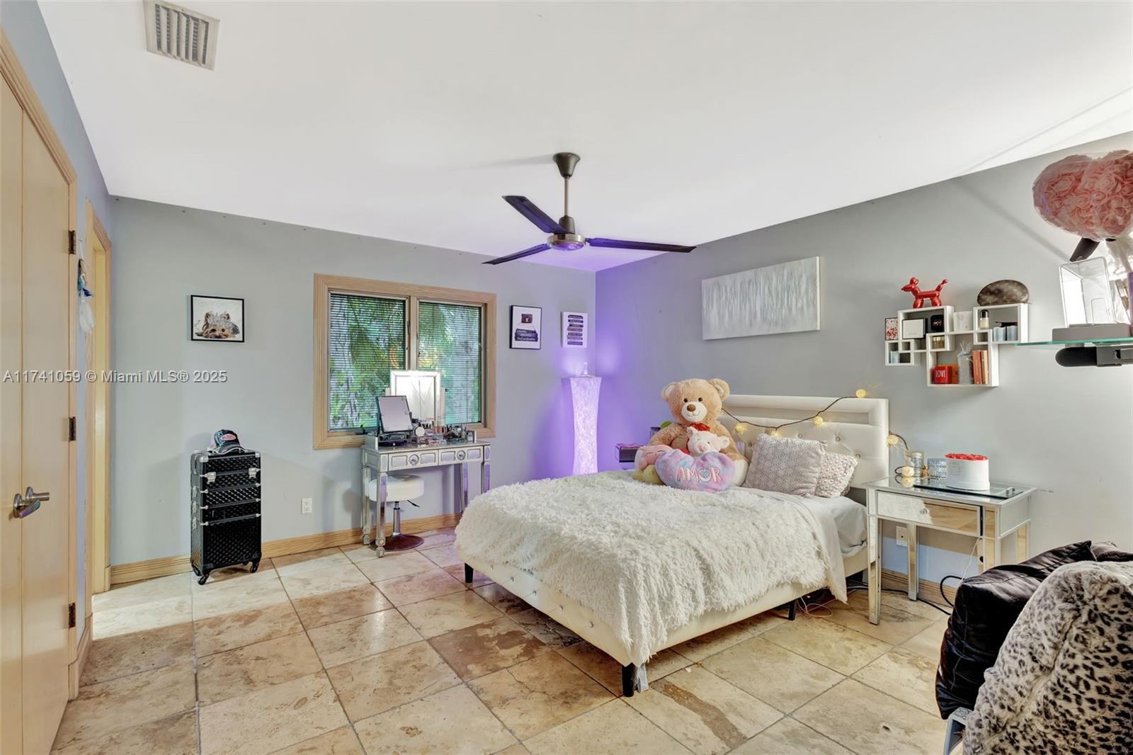 2400 NW Lakeridge Dr