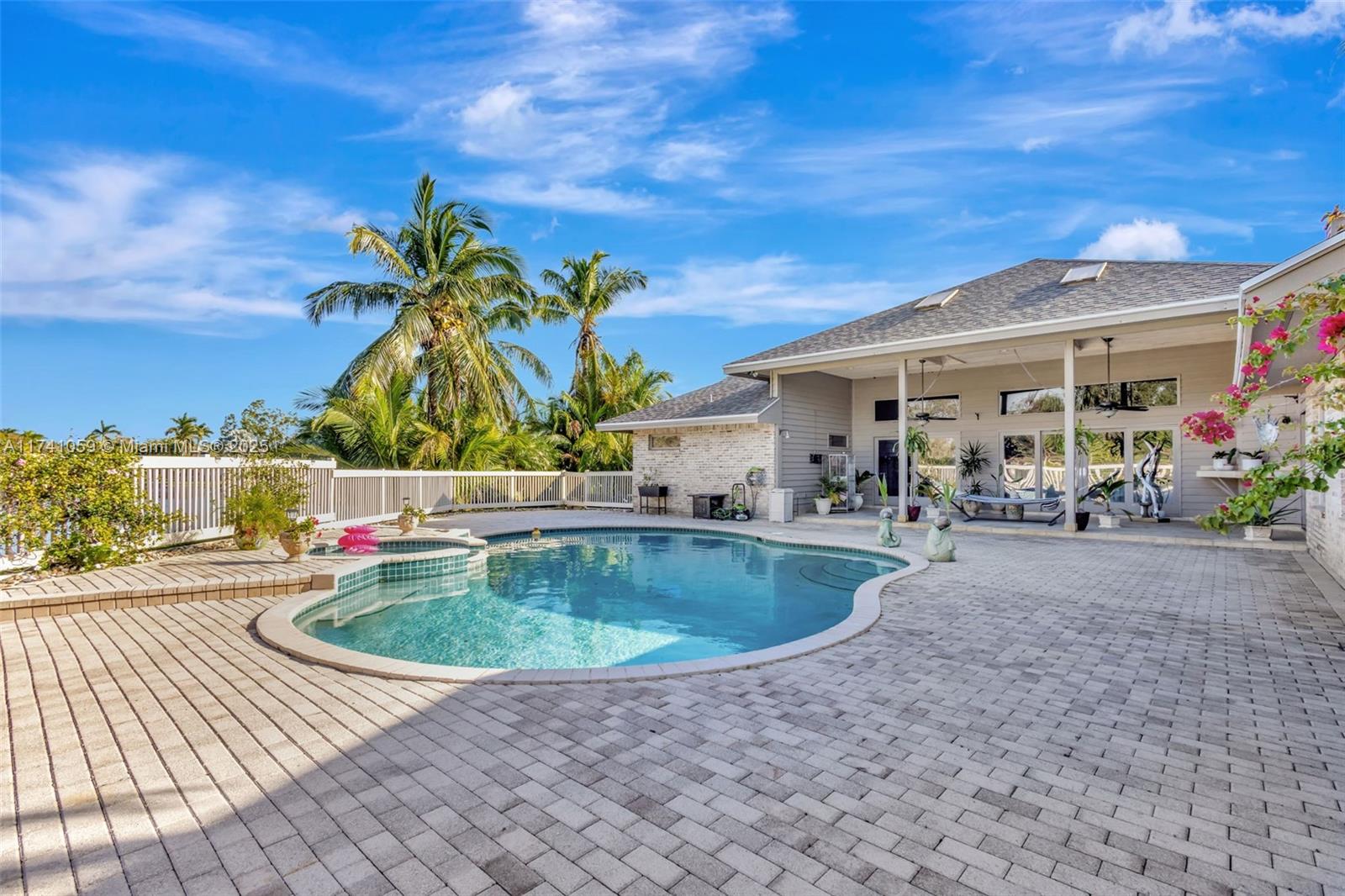 2400 NW Lakeridge Dr