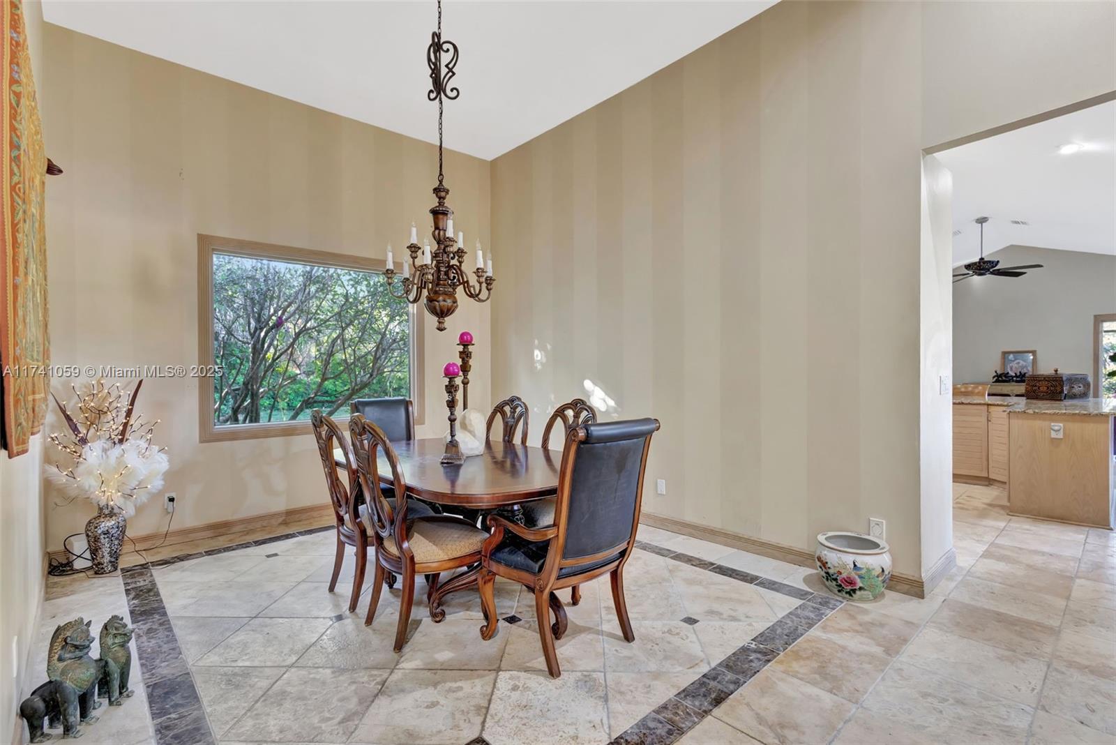 2400 NW Lakeridge Dr
