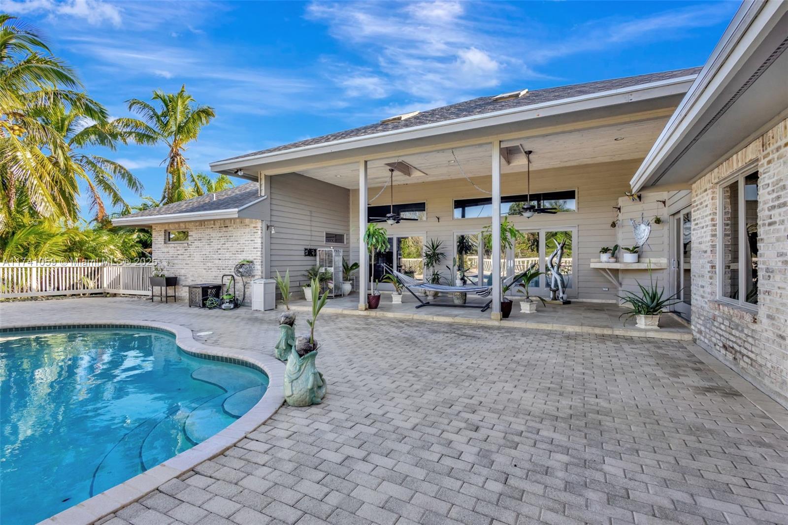 2400 NW Lakeridge Dr