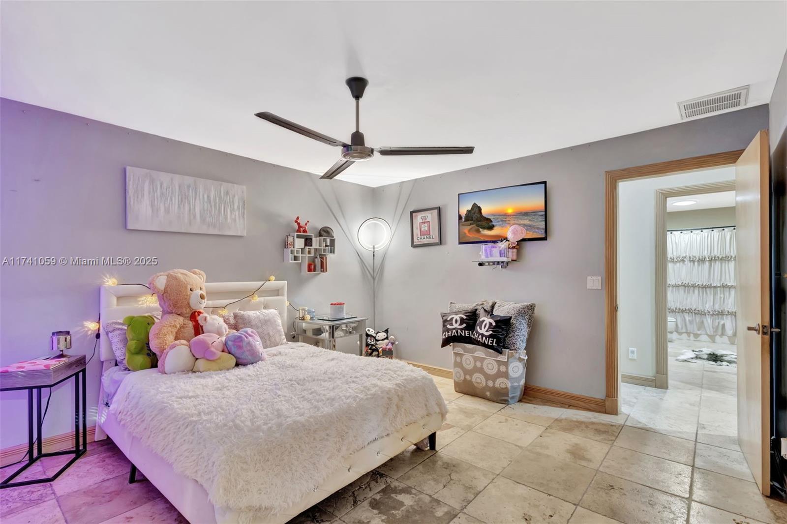 2400 NW Lakeridge Dr