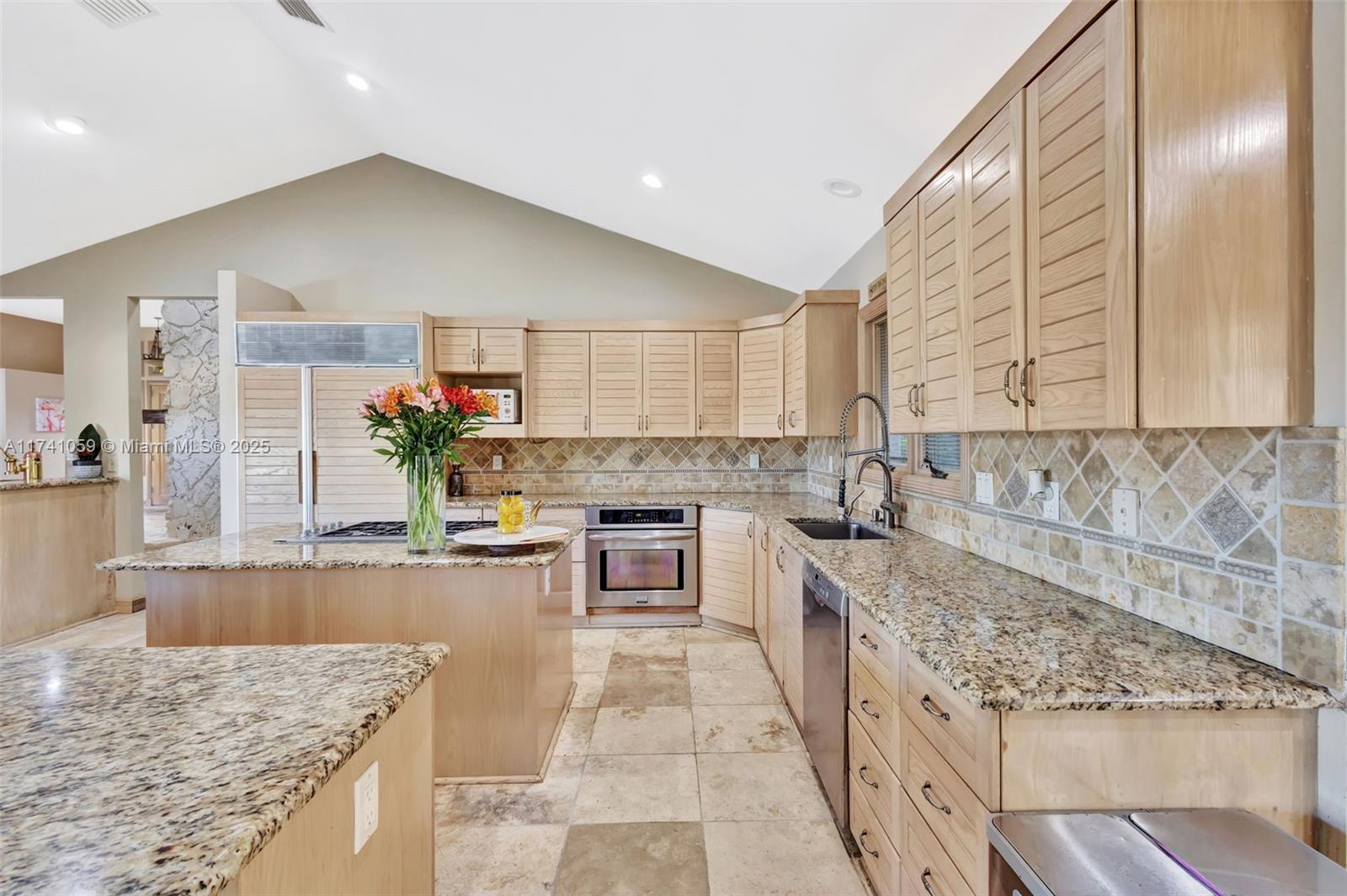 2400 NW Lakeridge Dr