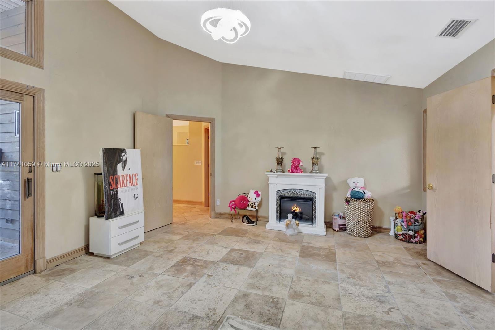 2400 NW Lakeridge Dr