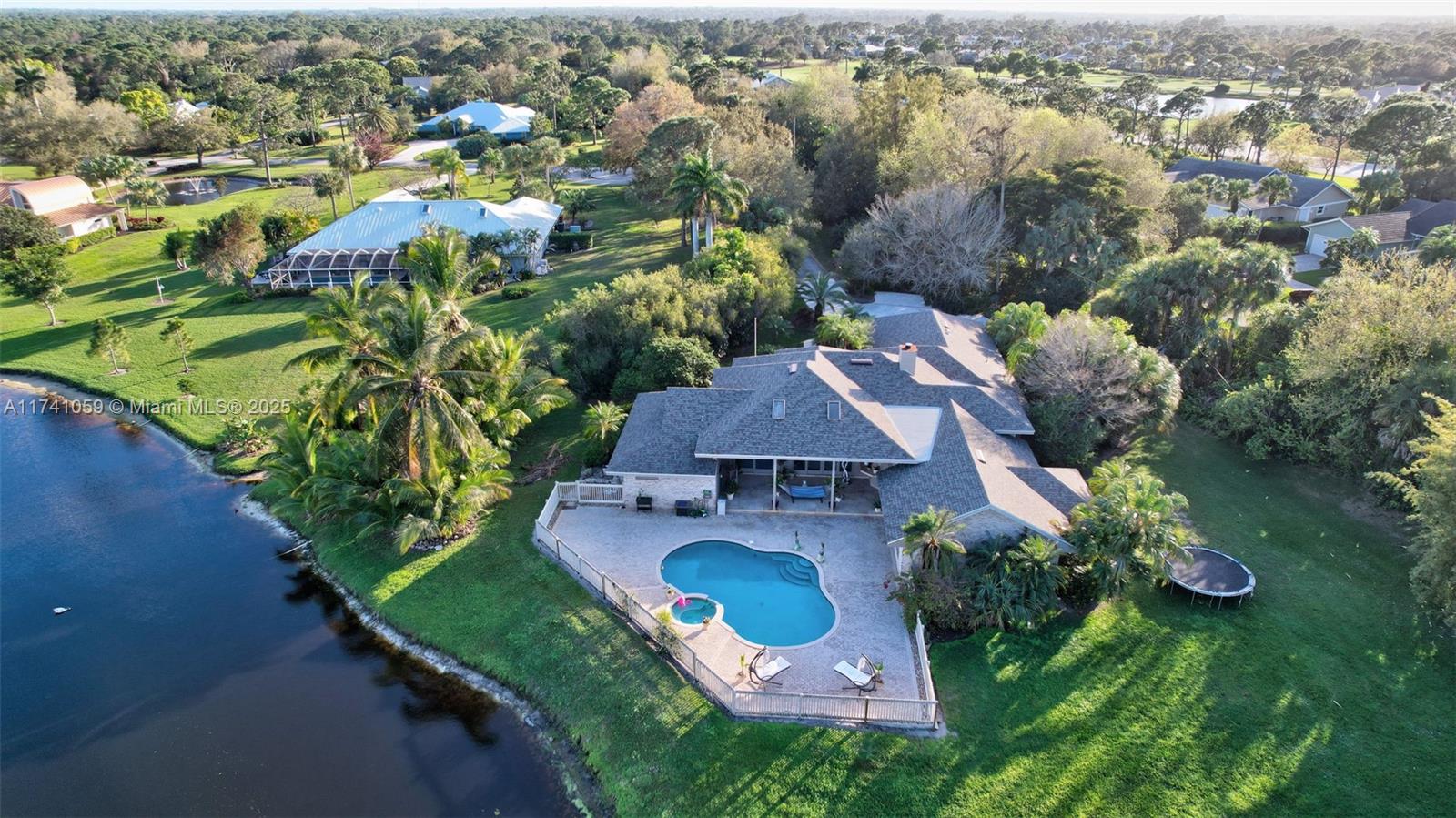 2400 NW Lakeridge Dr