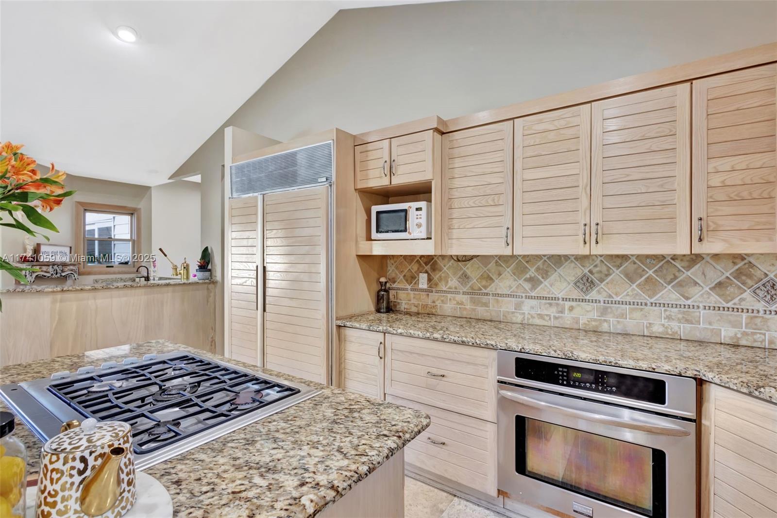 2400 NW Lakeridge Dr