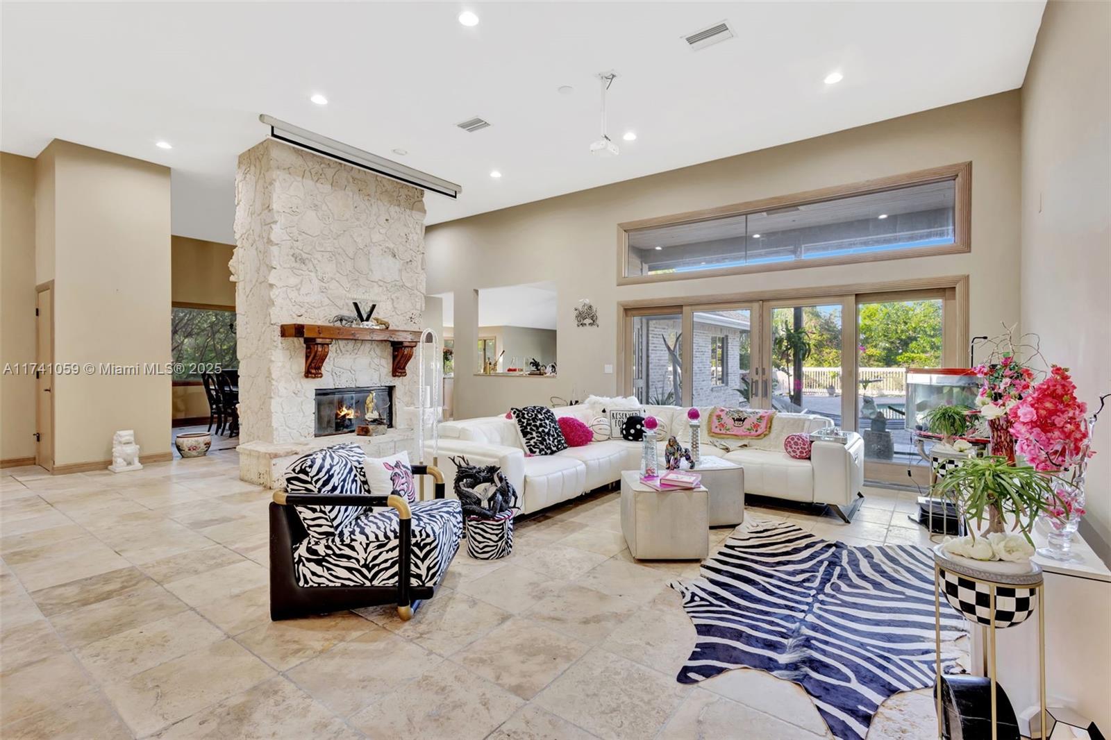 2400 NW Lakeridge Dr