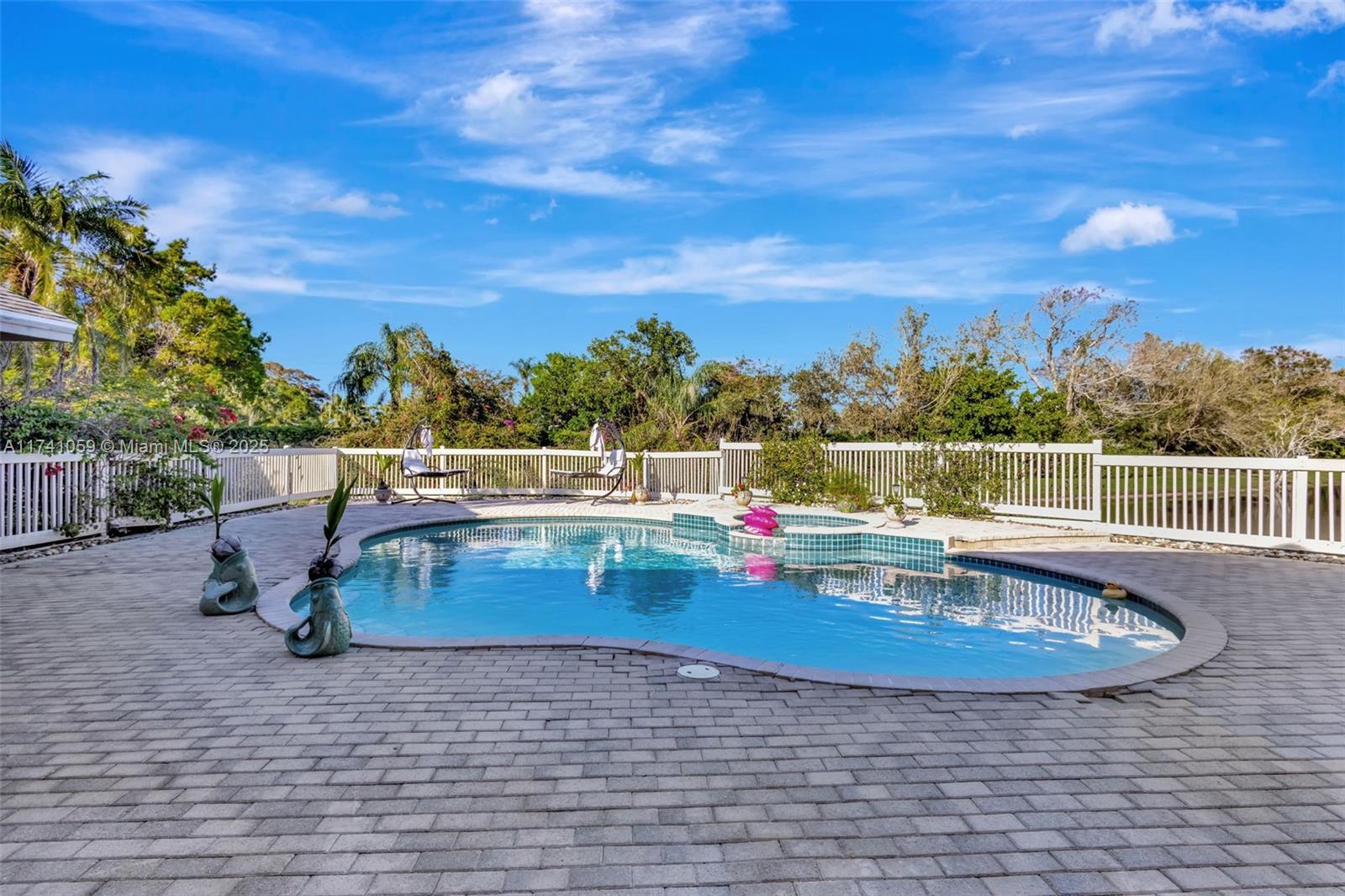 2400 NW Lakeridge Dr