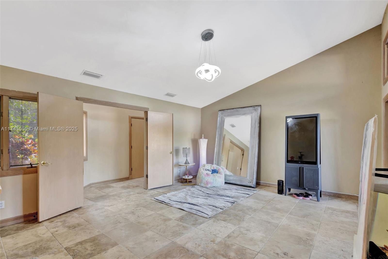 2400 NW Lakeridge Dr