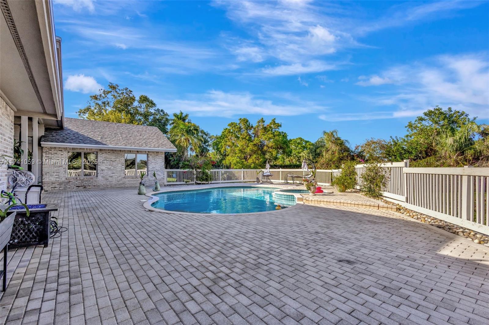 2400 NW Lakeridge Dr