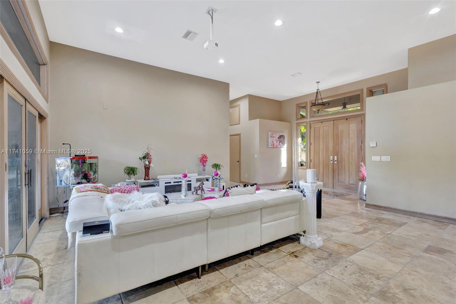 2400 NW Lakeridge Dr