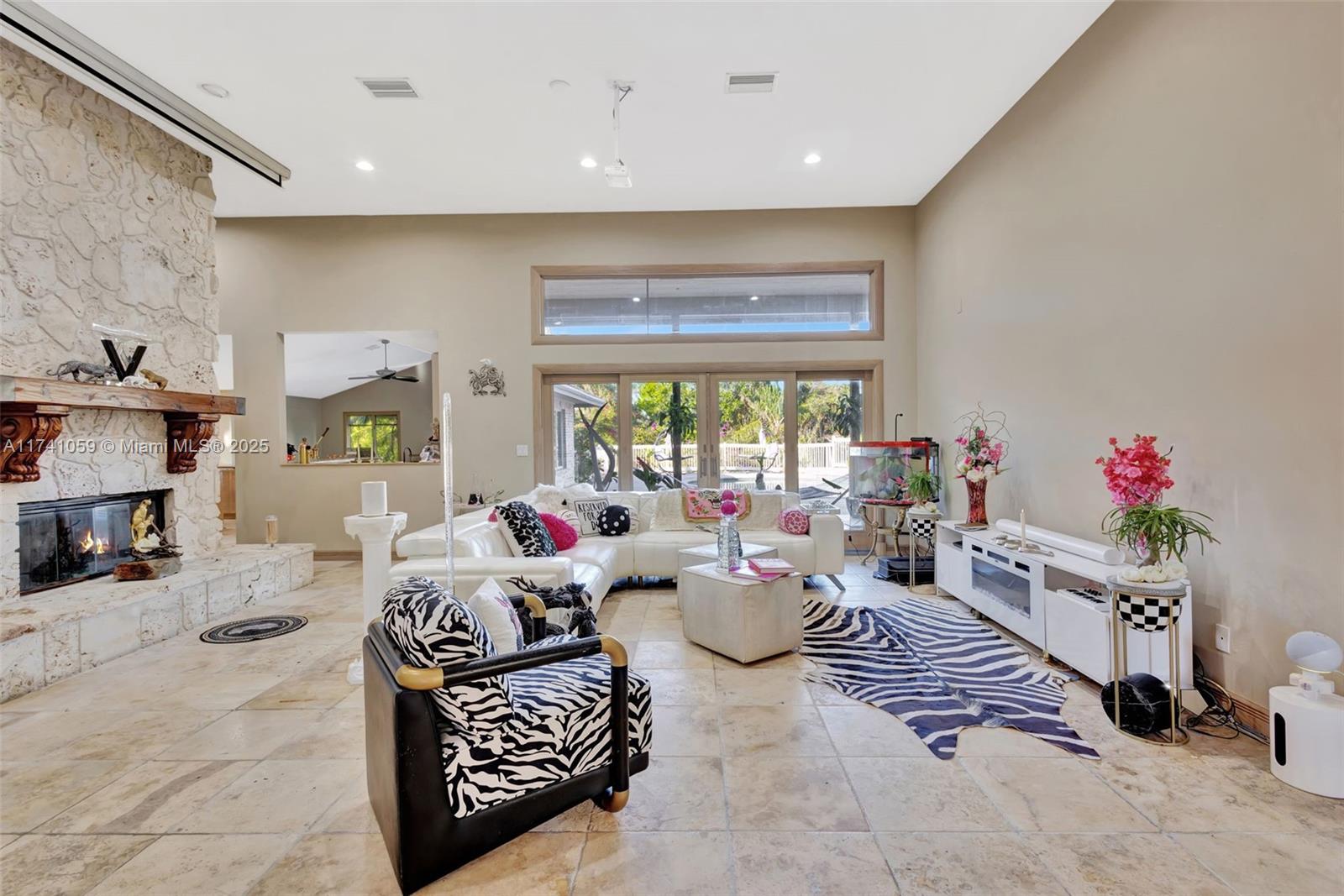 2400 NW Lakeridge Dr