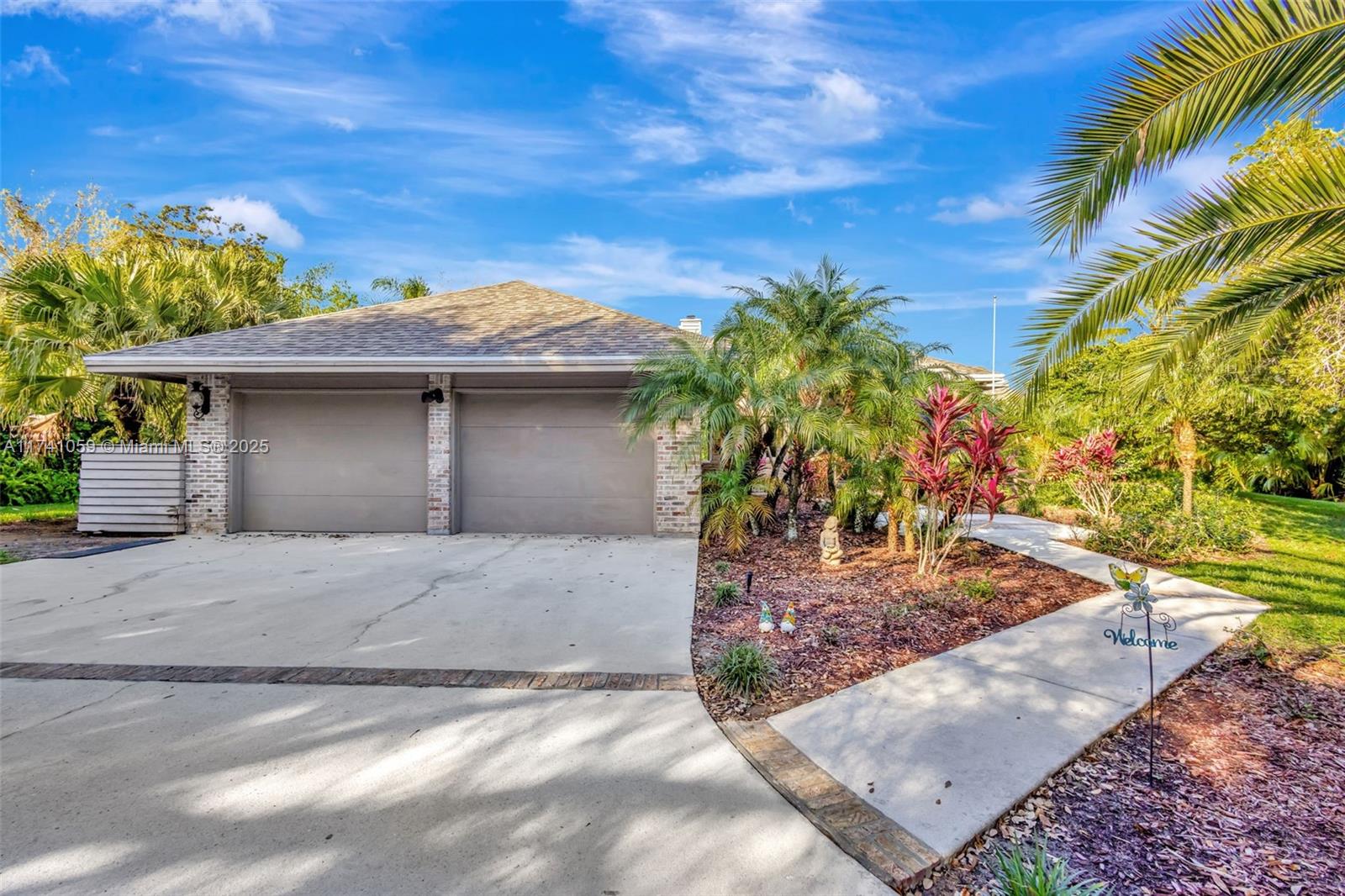 2400 NW Lakeridge Dr