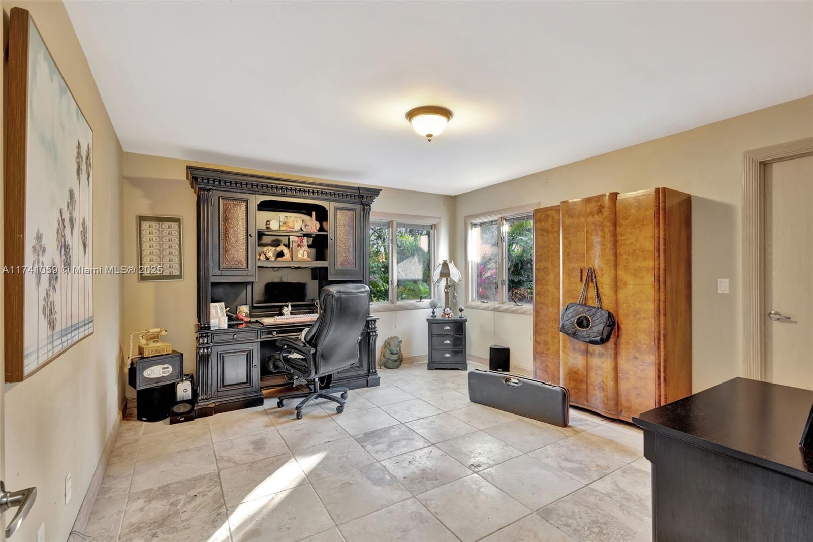 2400 NW Lakeridge Dr